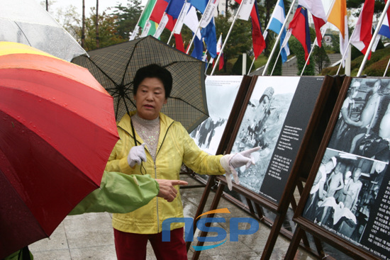 NSP통신-전쟁의 기억 사진전을 찾은 박귀름(78) 씨가 사진을 설명하고 있다. (박민수 인턴기자)