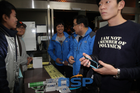 NSP통신-UN 평화대축전을 주최한 국제평화기념사업협회 이사장 김정훈 국회의원이 22일 클럽으로 한시 운영하는 부경대 체육관을 찾아 같이 수개월동안 축전을 준비해 온 남구 5개연합학생회 서포터즈 학생들을 격려하고 있다.