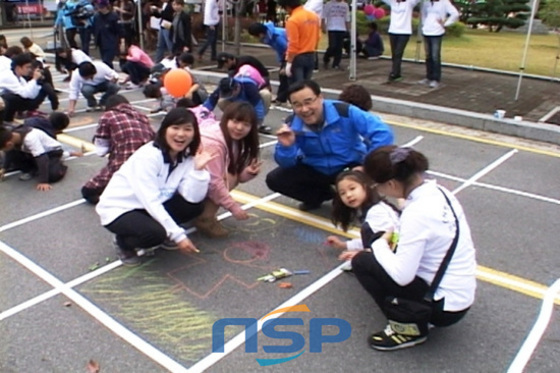 NSP통신-김정훈(국제평화기념사업협회 이사장) 국회의원이 행사에 참가한 아이들과 함께 그림을 그리고 있다.
