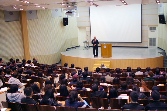 NSP통신-24일 한국해양대 시청각동에서 신호범 워싱턴 주 상원의원이 특강을 하고 있다. (한국해양대학교 제공)