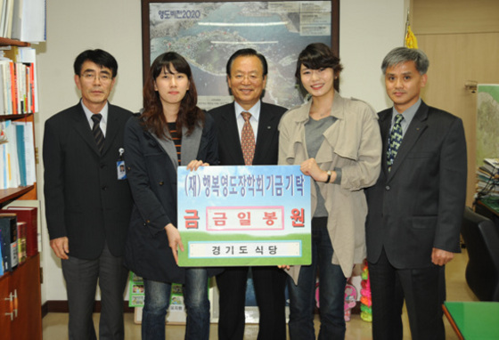 NSP통신-월급을 푼푼이 모아 주변 어려운 이웃들과 장학금으로 기탁해 온 김서현(오른쪽) 선주 자매(왼쪽)가 어윤태 영도구청장(가운데)에게 200만원의 성금을 전달하고 있다.
