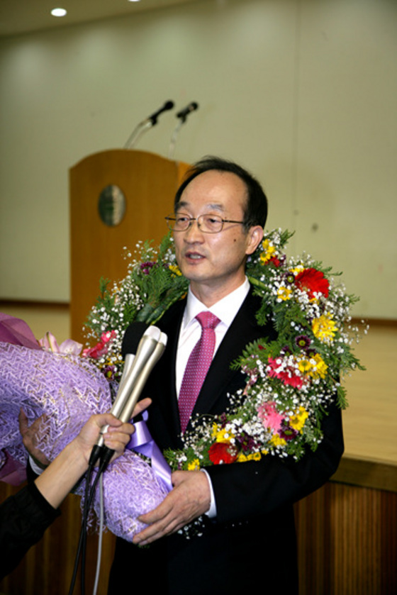 NSP통신-부산대 차기 총장 1위 임용후보자로 당선된 김기섭(54·사학과) 교수가 인터뷰를 하고 있다. (부산대 제공)