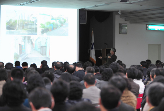 NSP통신-울산대 한삼건 교수가 15일 열린 두번째 울산바로알기 두번째 강좌에서 자료사진 등을 통해 축조된지 올해로 천년을 맞은 울산 읍성의 흔적들을 보여주고 있다.