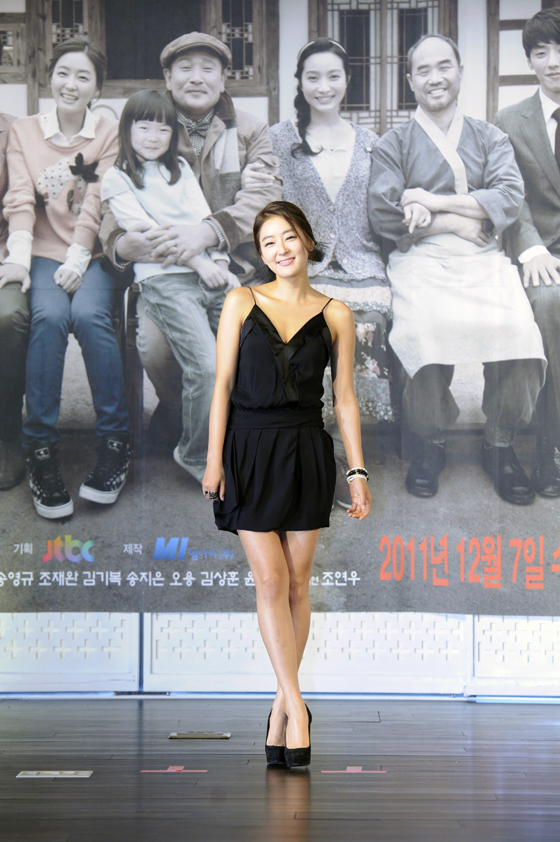 [NSP PHOTO][포토]발효가족, 어깨 드러난 블랙 미니드레스로 섹시미 발산