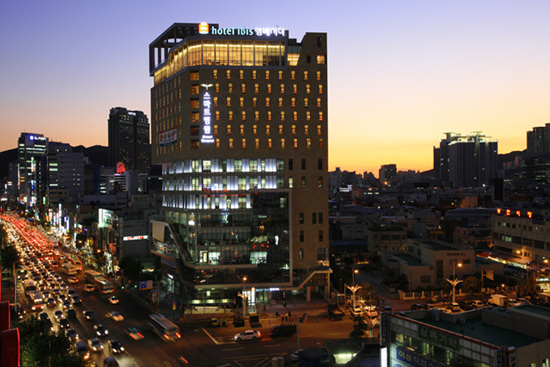 NSP통신-부산 부전역에 들어선 스마트병원에는 총 17층 가운데 저층부에는 7개 진료과목을 갖춘 준종합 병원이, 상층부는 글로벌 체인 호텔 Ibis Ambassodor 호텔이 들어서 있다.