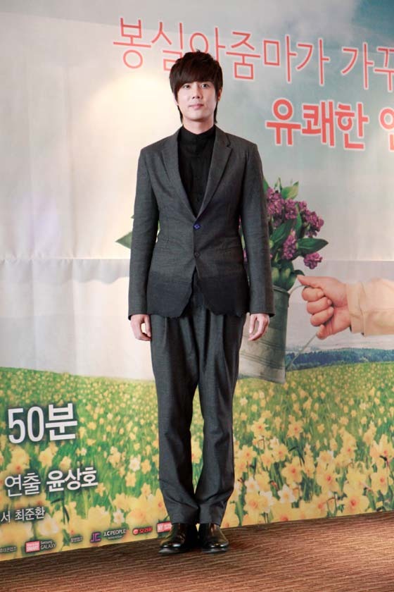 NSP통신-드라마 고봉실 아줌마 구하기에 출연하는 SS501 김규종이 7일 제작발표회 참석에 앞서 진행된 포토세션을 통해 포즈를 취하고 있다. (이솔 기자)