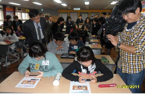 NSP통신-지난 11월 29일 부산 양정초 6학년 학생 20명을 대상으로 영어전담 교사의 지도하에 스마트폰과 IPTV를 활용한 시범수업을 실시하고 있다. (부산시 제공)