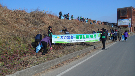 NSP통신-의창구주부민방위대원들이 추운 날씨에도 불구하고 주남저수지 탐조대 주변을 청소하고 있다. (창원시 제공)