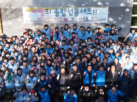 NSP통신-이날 행사에 참여한 600여명의 자원봉사자들이 함빡 웃음을 띄고 시작전 화이팅을 외치고 있다.