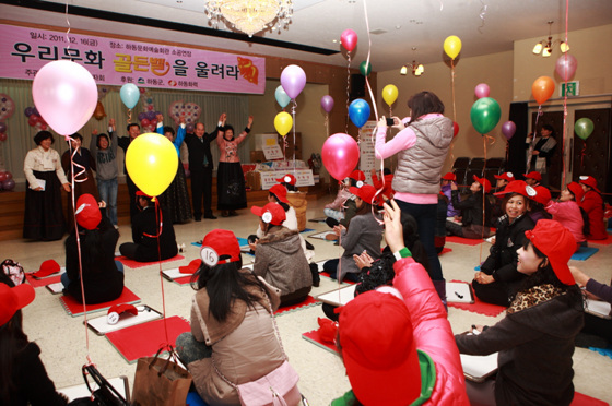 NSP통신-하동군이 16일 오후 1시 문화예술회관 소공연장에서 201 우리문화 골든벨을 울려라 행사를 개최하고 있다. (하동군 제공)