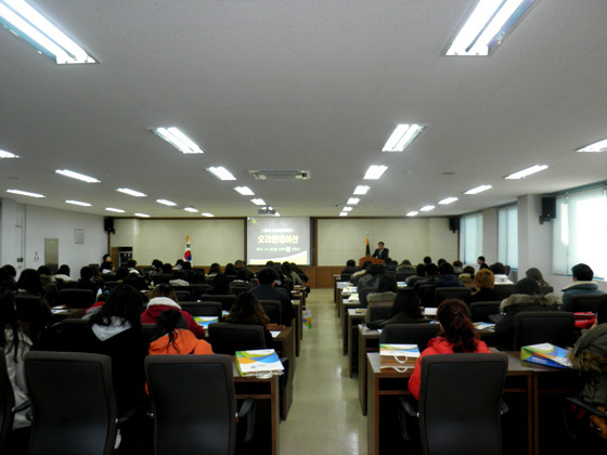 NSP통신-창원시가 동계 아르바이트 연수에 참여하는 관내 대학생들에게 조사원 교육을 실시하고 있다. (창원시 제공)