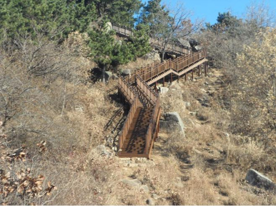 NSP통신-금정산 등산로에 설치된 데크 계단 (부산시 제공)