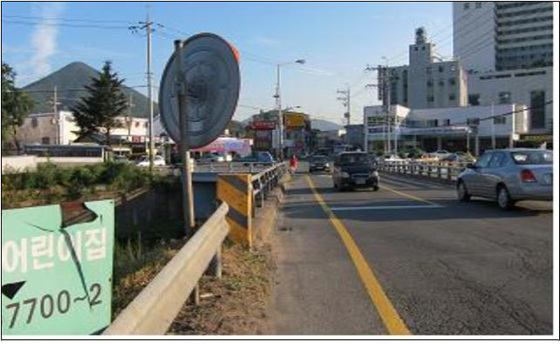 NSP통신-덕계 시가지 진입관문인 평산교에 인도가 설치되지 않아 보행자들이 통행에 불편을 겪고 있다. (양산시 제공)