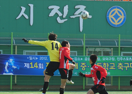 NSP통신-제14회 진주시장배 전국 중.고등학교 축구대회 경기광경 (진주시 제공)