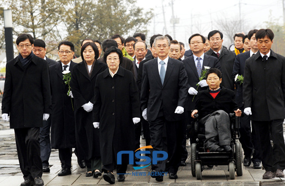 NSP통신-한 대표와 문재인 노무현재단 이사장 등 민주통합당 새 지도부와 당원들이 이날 부산 최고회의에 앞서 고 노무현 대통령 묘역 참배하고 있다.