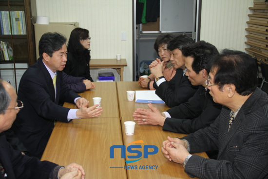 NSP통신-김영춘 후보가 부전마켓 상인회와 간담회를 열고있다.(사진 좌측 중간 김후보)