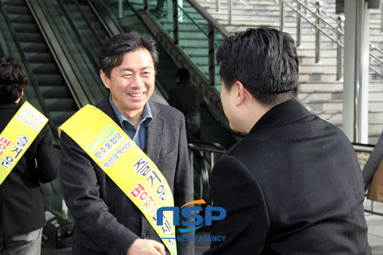 NSP통신-김영춘 후보가 부산역에서 귀성 인사를 하고있다.