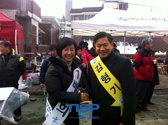 NSP통신-(가칭)새누리당 배은희 의원과 민주통합당 김형기 예비후보가 이태원1동 척사대회 행사장에서 페어플레이를 다짐하며 사진포즈를 취하고 있다.