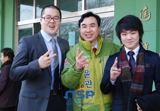 NSP통신-인천고등학교 졸업식장을 찾은 윤관석 예비후보가 학생들과 기념사진 포즈를 취하고 있다.