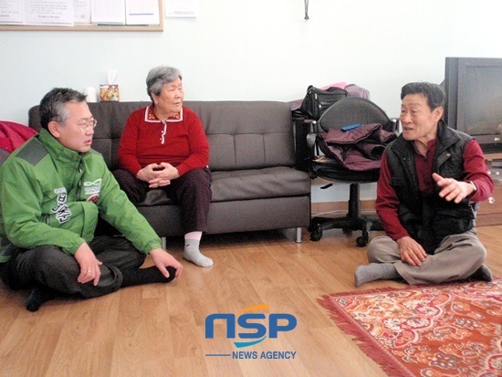 NSP통신-박남춘 예비후보자가 인천 남동구 한 경로당을 방문한 자리에서 한 노인으로부터 지역현안에 대해 듣고있다.