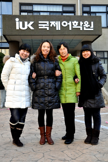 NSP통신-한국국제대학교에서 열린 올해 동계 국제한국어교육자 연수과정에서 스승과 제자가 만나 추억을 나눴다.(사진 왼쪽부터 곽뢰, 이용, 대대련, 이위위씨) (한국국제대 제공)