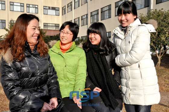 NSP통신-한국국제대학교에서 열린 올해 동계 국제한국어교육자 연수과정에서 스승과 제자가 만나 추억을 나눴다.(사진 왼쪽부터 이용, 대대련, 이위위, 곽뢰씨) (한국국제대 제공)