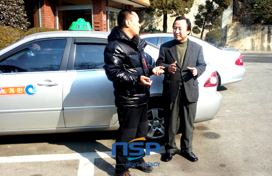 NSP통신-홍일표 국회의원이(사진 오른쪽) 인천 개인택시 관계자와 개인택시 현황에 대해 이야기하고 있다.