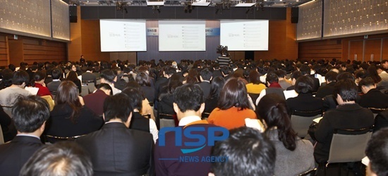 NSP통신-대한상공회의소가 22일 남대문로 대한상의회관에서 개최한 SNS 관련 세미나에 약 800여명의 시민들이 관심있게 강의를 경청하고 있다.