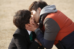 [NSP PHOTO]난로 이동욱-이시영, 두근두근 첫 키스 관심폭발