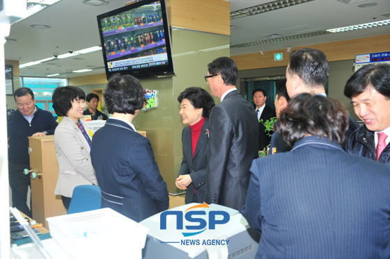 NSP통신-24일 오전 박근혜 새누리당 비상대책위원장이 부산 동래우체국을 방문, 직원들과 반갑게 인사를 나누고 있다. (최상훈기자)