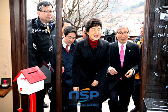 NSP통신-박근혜 위원장이 감천문화마을 앞 풍경이 있는 우인카페에 들어서고 있다. (최상훈 기자)