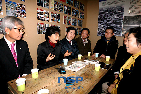 NSP통신-박근혜 위원장이 우인카페에 들러 잠시 주민들과 환담을 나누고 있다. (최상훈 기자)