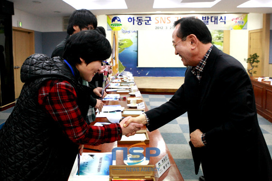 NSP통신-조유행 군수가 직접 17명의 기자들에게 기자증을 목에 걸어주며 활발한 활동을 당부하고 있다. (하동군 제공)