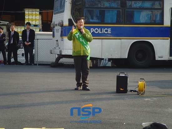 NSP통신-정두환 민주통합당 예비후보가 영등포 중앙당사에서 공천탈락에 대해 항의집회를 진행중이다.