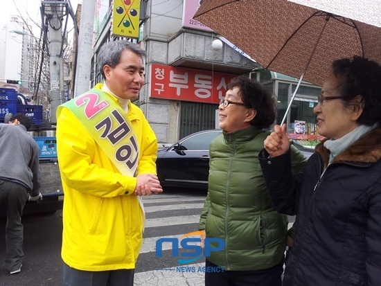 NSP통신-김인원 서울 중구 민주통합당 예비후보가 6일 중구의 한 길거리에서 주민들을 상대로 지지를 호소하고 있다.