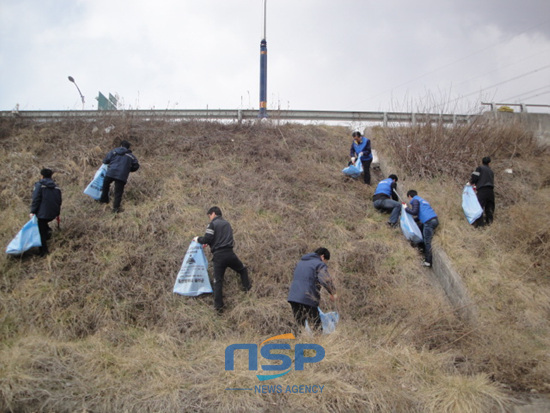 NSP통신-울산역 지역관리역 협의회와 클린울산추진단이 합동으로 봄맞이 환경정비를 하고있다. (KTX 울산역 제공)