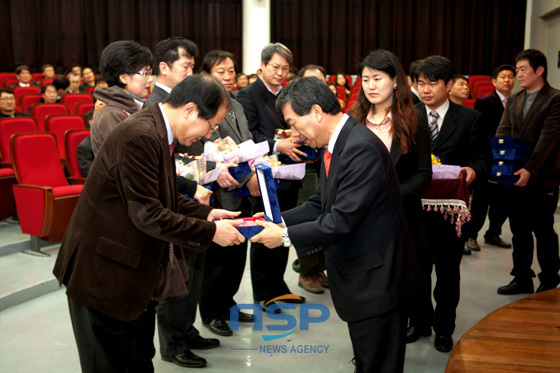 NSP통신-장기근속자 표창 모습. (한국국제대 제공)
