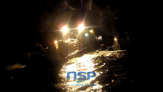 NSP통신-지난 18일 오후 8시 56분경 목도 북서 0.3마일 해상에서 장림선적 미영호가 기관고장으로 표류하다 해경에 의해 구조됐다. (부산해양경찰서 제공)