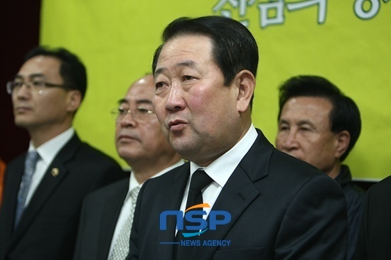 NSP통신-박주선 의원dl 22일 오전 광주시의회 기자실에서 가진 기자회견에서 무소속 후보 출마를 발표하고 있다.