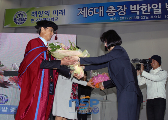 NSP통신-한국해양대는 22일 오전 학내 대강당에서 제6대 박한일 총장의 취임식을 가졌다. 사진은 취임축하 꽃다발 증정 장면. (한국해양대 제공)