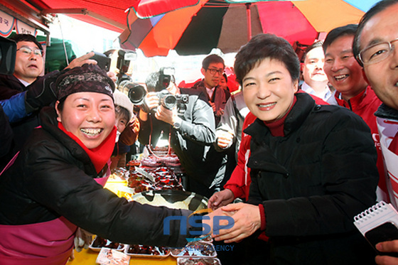 NSP통신-박근혜 중앙선거대책위원장이 울산지역 새누리당 후보들과 함께 태화시장을 찾아 시장상인들과 시민들을 만나 인사를 나누고 있다.