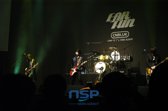 NSP통신-▲씨엔블루가 국매외 미디어를 대상으로 쇼케이스 무대에서 신곡을 선보이고 있다.