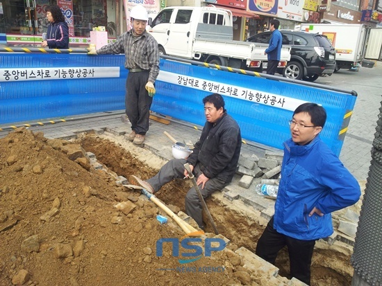 NSP통신-김용태 서울 양천을 새누리당 국회의원 후보가 28일 지하철 2호선 신정네거리역 1번 출구에 설치될 에스컬레이터의 공사현장을 방문하고 있다.