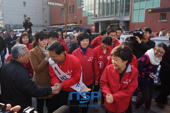 NSP통신-박근혜 새누리당 중앙선대위 위원장과 박선규 후보가 함께 영등포갑 선거구 지원유세에 나서고 있다