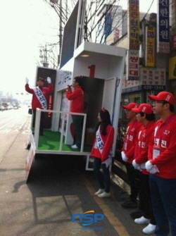 NSP통신-김석진 인천 남동을 새누리당 국회의원 후보가 유세차에서 지지를 호소하고 있다.