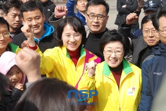 NSP통신-유은혜 일산동구 민주통합당 후보와 한명숙 대표가 지지자들에 의해 둘려쌓여있다.