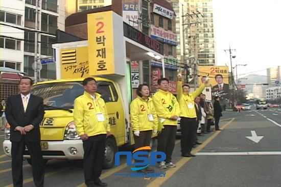 NSP통신-부산 남구 을에 출마한 민주통합당 박재호 후보가 선거 운동 개시 첫 휴일인 1일 선거운동원들과 함께 유세를 펼치고 있다.