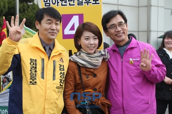 NSP통신-김성진 후보와 유시민 통합진보당 공동대표가 한 유권자의 요청으로 기념사진을 함께 찍고 있다.