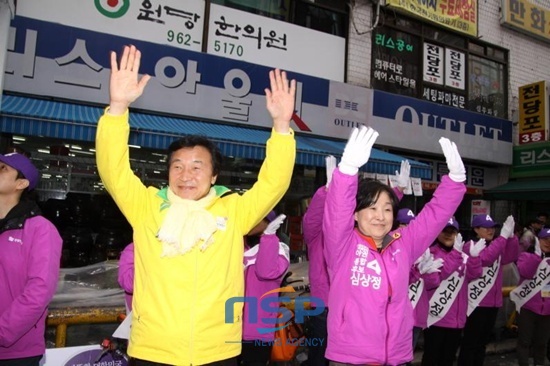 NSP통신-손학규 민주당 전 대표가 심상정 통합진보당 공동대표와 함께 고양시 덕양갑 선거구 유권자들에게 지지를 호소하고 있다