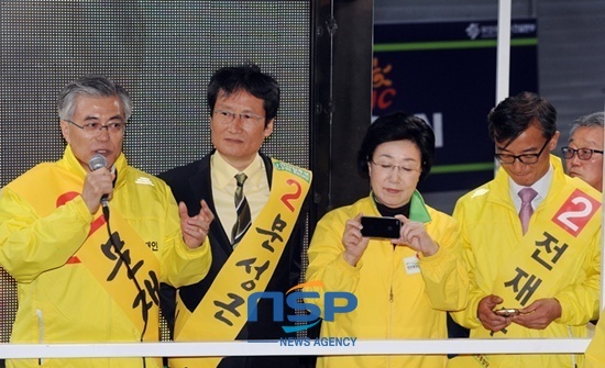 NSP통신-문재인 민주통합당 최고위원이 문성근 전재수 후보 지지를 호소하고 있다.